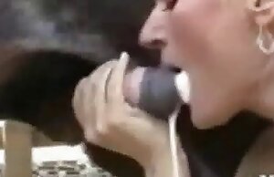 Người phụ nữ tóc nâu tham gia vào thú vui với con ngựa trong clip khiêu dâm miễn phí