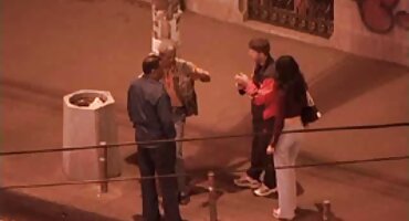 xem sex Chồng chia sẻ vợ phim sex heo69 với một người bạn trong một ly bia.